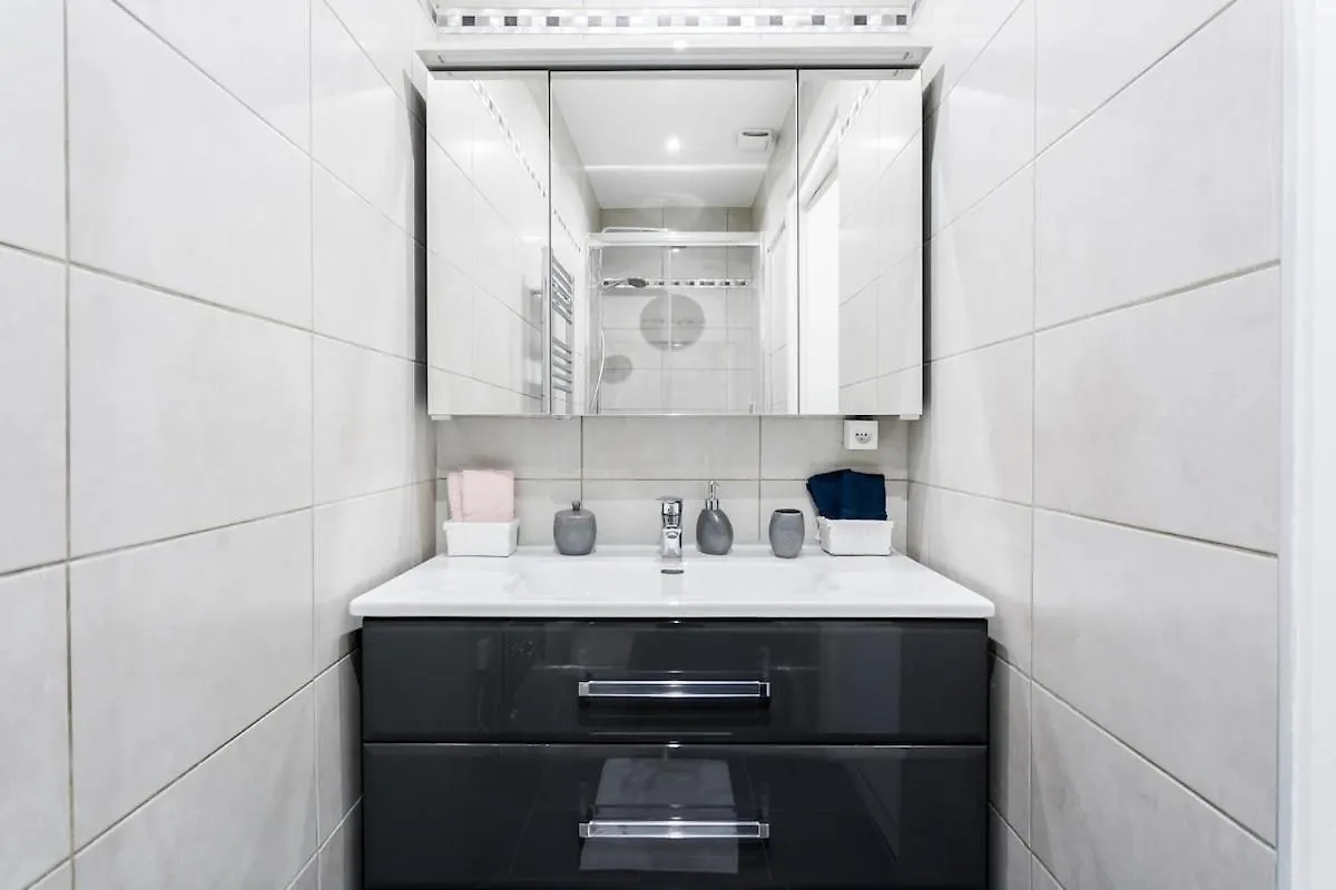 V3 Vibrant Stay Luxurious Stay Steps From Trocadero Paris France